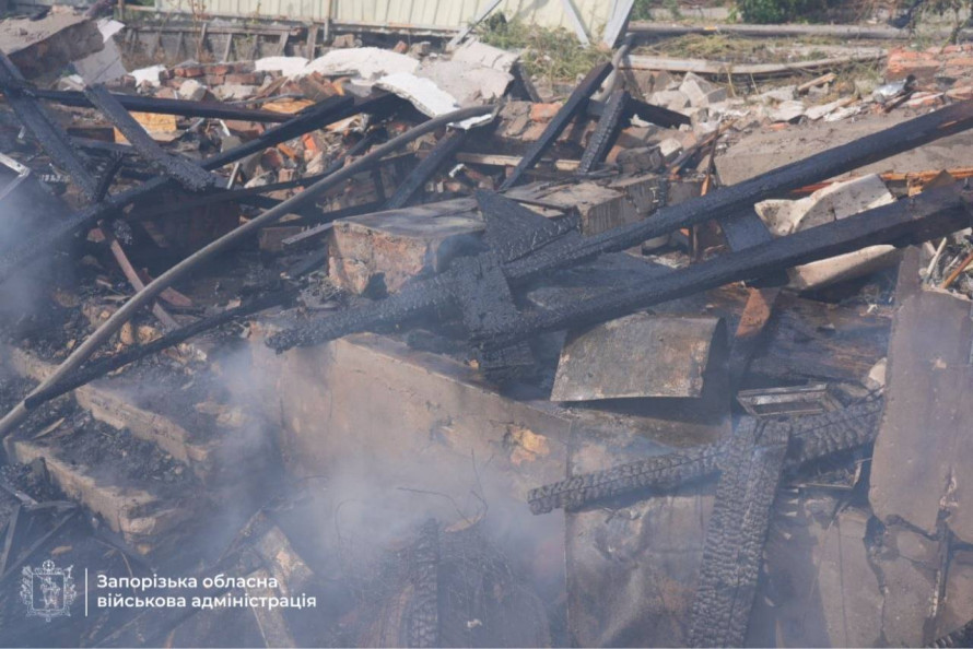Повторний удар по Запоріжжю: поранено чоловіка, горить автостоянка, фото
