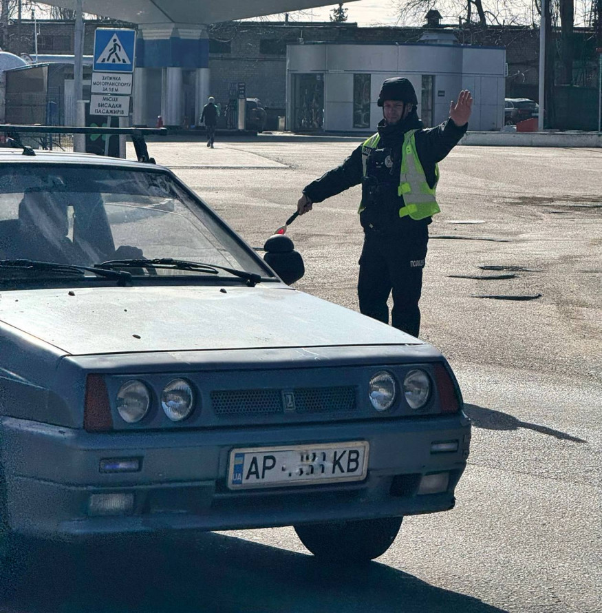 Росіяни вдарили дроном по вантажівці на шосе — у спальному районі Запоріжжя спалахнула пожежа (фото, відео)