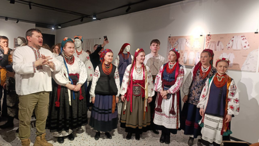 Старовинні скрині, рушники та пісні степу - у Запоріжжі відкрилася унікальна виставка врятованих з-під обстрілів артефактів (фото)