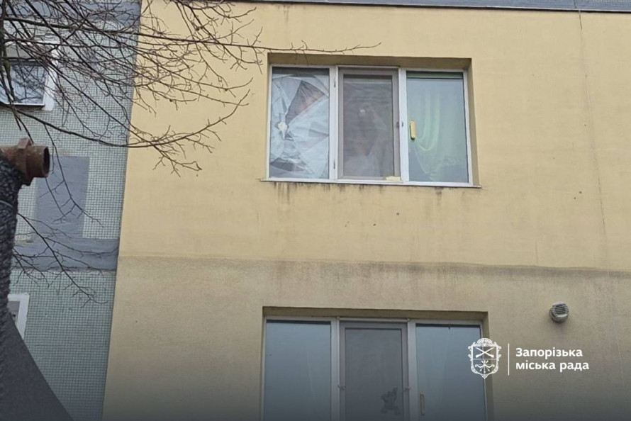 Воронка та розкидані уламки: у Шевченківському районі Запоріжжя екоінспекція задокументувала наслідки обстрілу (фото)