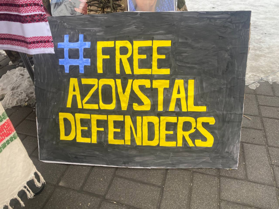 Четверте Різдво в полоні - у центрі Запоріжжя встановили ялинку з колючим дротом та стіл з порожніми стільцями (фото)