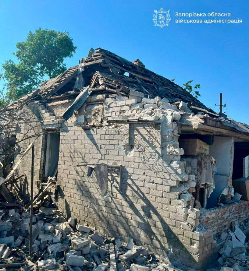 Росіяни атакували Запоріжжя ракетами: пошкоджені склад, СТО та торговий центр (фото)