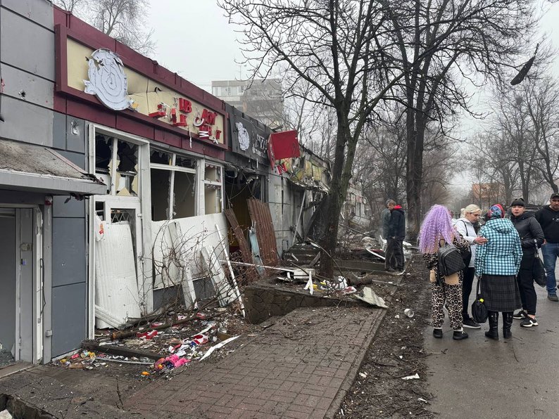 «Було чисто й людно, а сьогодні — уламки»: що розповідають очевидці нічного удару по Запоріжжю (фото, відео)