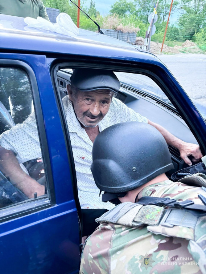 Після вибуху сів на велосипед: на Запоріжжі поліцейські врятували пораненого чоловіка
