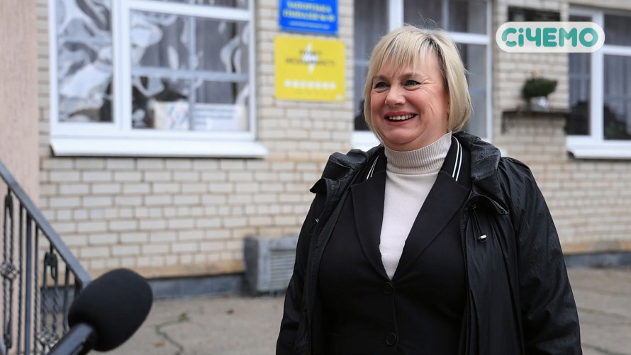 Стало тепліше і світліше – в Запоріжжі на зиму в гімназії встановлюють на вікна плівку замість OSB-плит (фото)