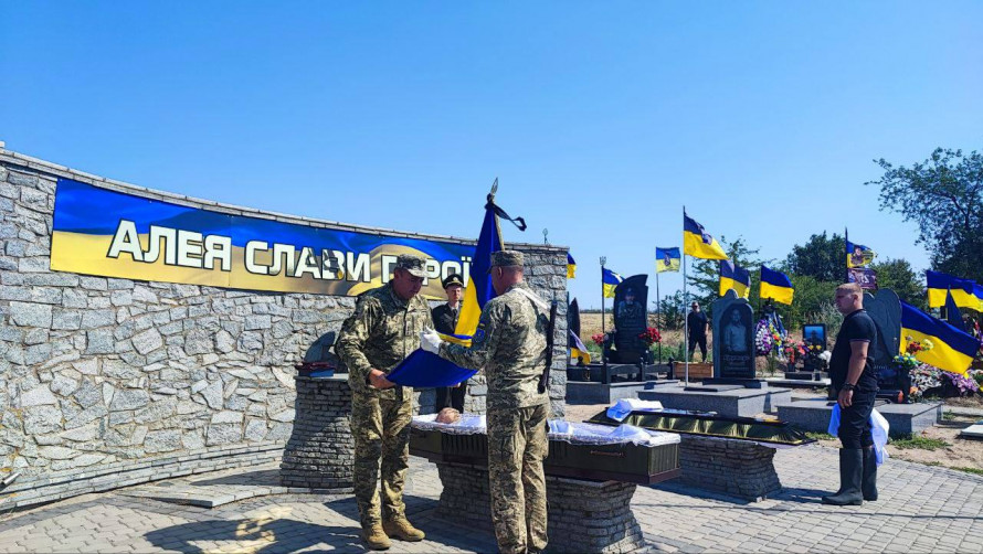 Віддав життя за свободу України - у Кушугумській громаді попрощалися із загиблим Героєм (фото)