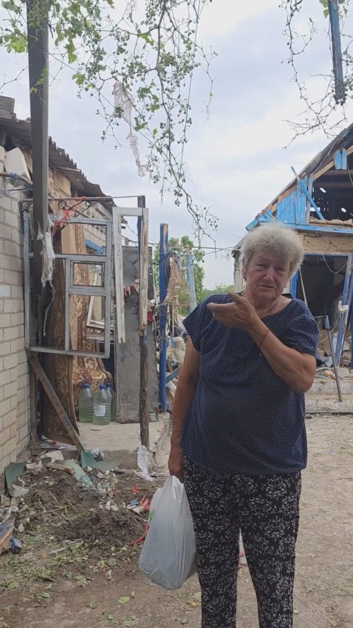 Вирватися з пекла: на Запоріжжі врятували немовля, маломобільних чоловіків та жінку, в чий дім прилетіла «Молнія» (відео)