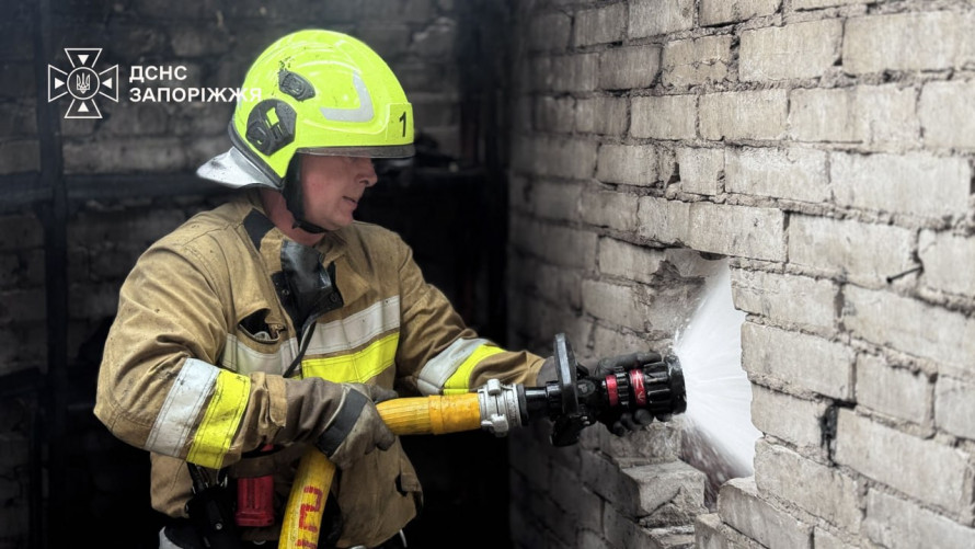 В одному з районів Запоріжжя горіло дев’ять гаражів: рятувальники гасили пожежу у приміщенні, в яке не могли потрапити (фото)