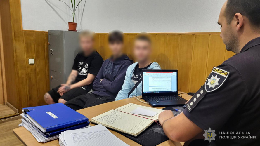 Спаплюжили прапор на очах у містян — у Запоріжжі поліція затримала трьох порушників (фото, відео)