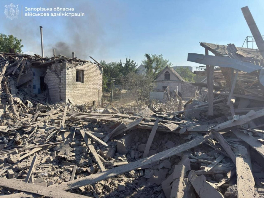 КАБ влучив у приватний сектор Запоріжжя: є загиблі, під завалами шукають людей (фото, відео)