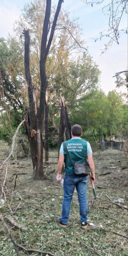Екологи підраховують збитки: після атаки на Запоріжжя забруднено сотні квадратних метрів ґрунту (фото)