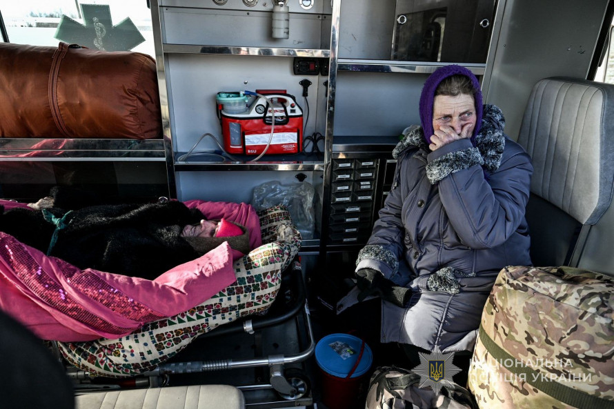 Під прицілом дронів : як поліцейські евакуювали дітей, дорослих та песиків з Таврійської громади