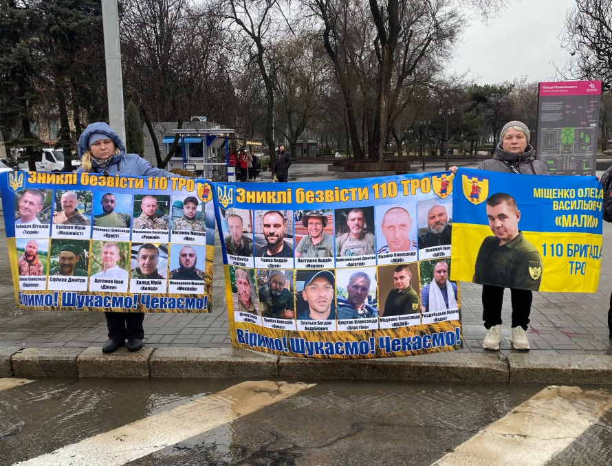 Червоні серця і мовчазна підтримка: запорізькі родини вийшли на площу попри дощ і тривоги (фото)