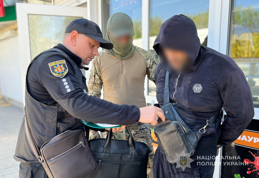 Торгували "інвалідністю" - у Запоріжжі викрили чоловіків, які допомагали ухилянтам виїжджати за кордон (фото, відео)