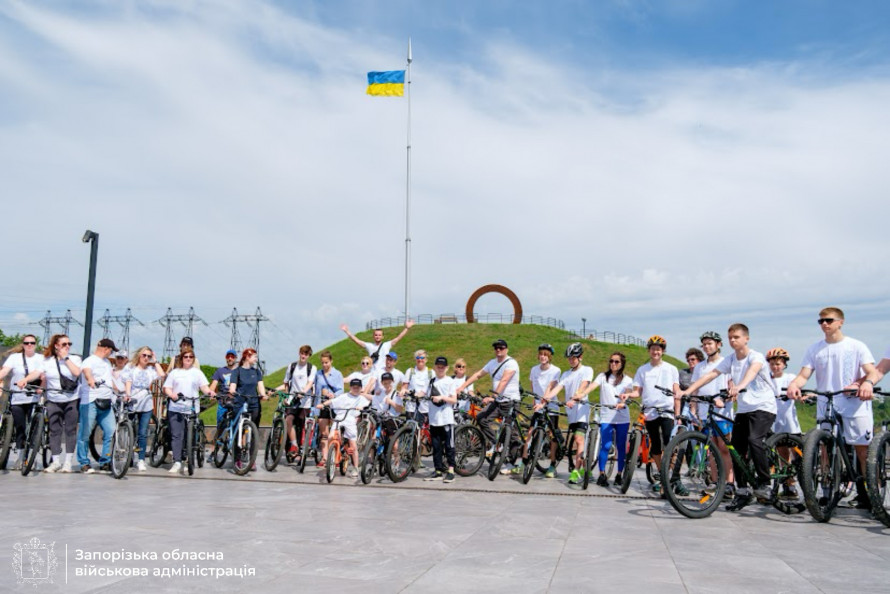 На велосипедах у вишиванках: запоріжці на Хортиці об’єднали спорт і традиції (фото, відео)