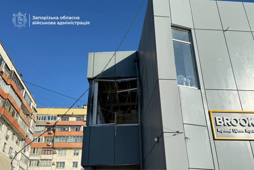 Російські дрони атакували Запоріжжя: пошкоджено спорткомплекс, є постраждала (фото)