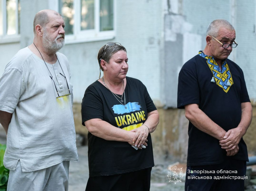 "Був нашим завжди усміхненим сонцем, живчиком" - у Запоріжжі з'явилася пам'ятна табличка на честь Героя Костянтина Опанасенка (фото)