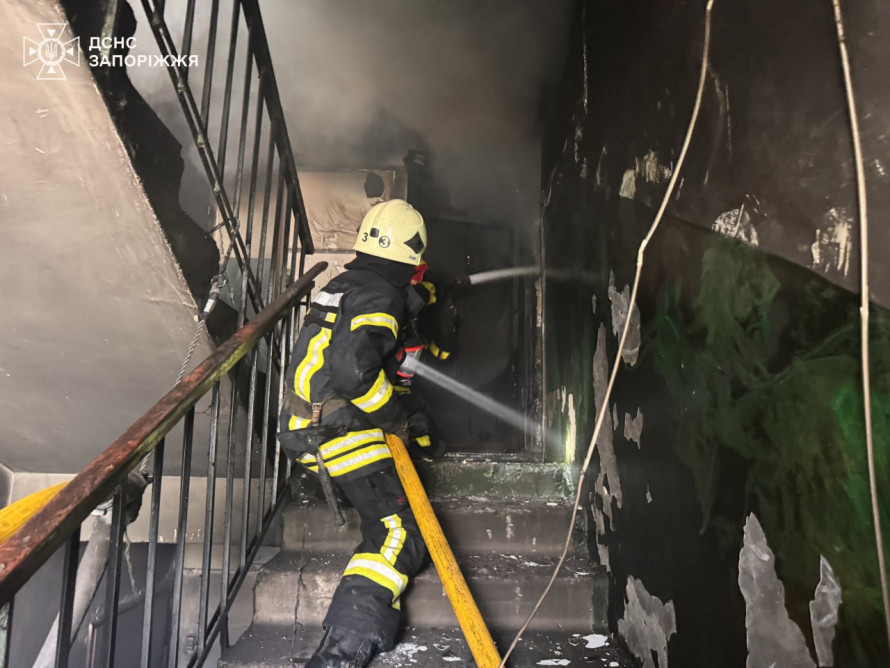 Масштабна пожежа у Запоріжжі – рятувальники вивели з вогню шістьох людей (фото, відео)