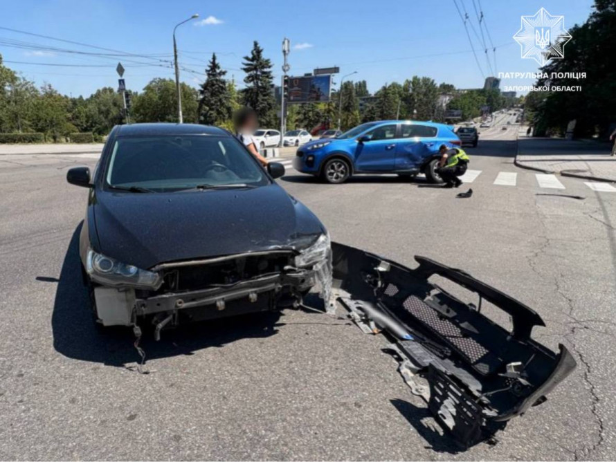 У Запоріжжі сталася аварія через порушення правил дорожнього руху на перехресті (фото)