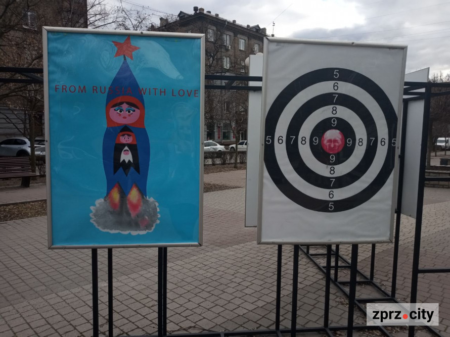 У Запоріжжі показали плакати воєнного часу "мами" авангардної української моди (фото)