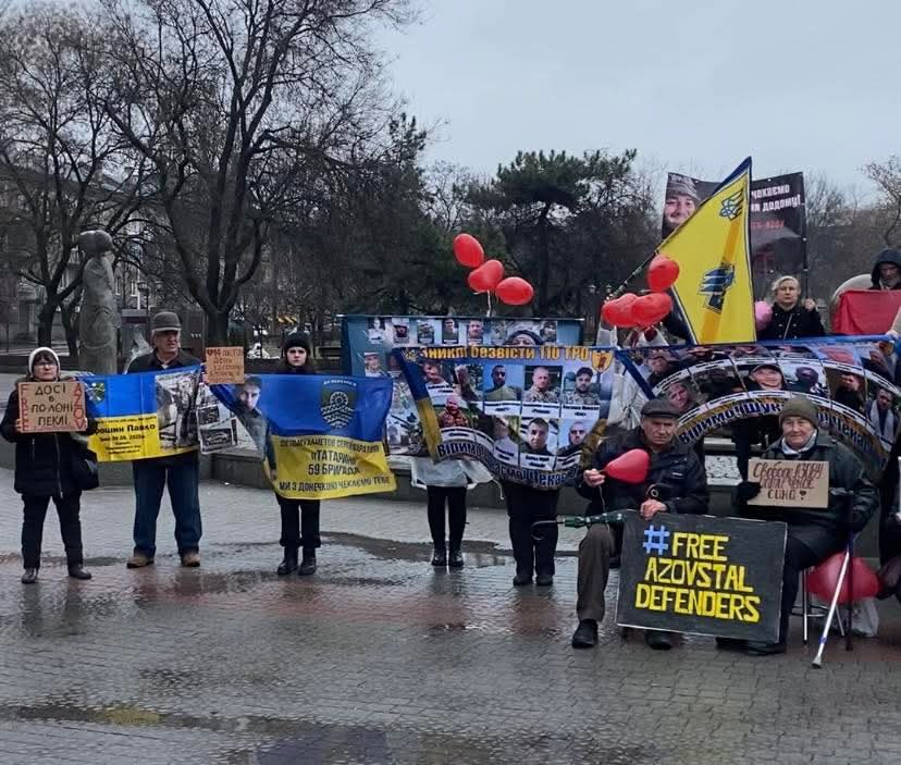 Червоні серця і мовчазна підтримка: запорізькі родини вийшли на площу попри дощ і тривоги (фото)