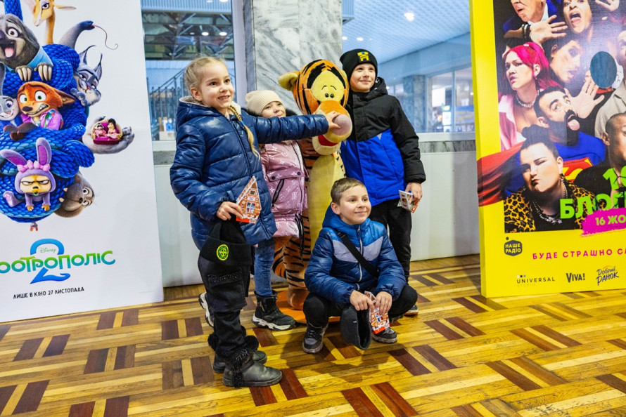 Кіно для своїх: у Запоріжжі ветеранам влаштували сімейний кіновечір