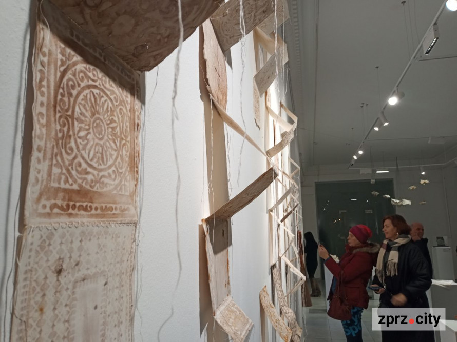 У Запоріжжі показали книгу, вирощену з гриба, та інші незвичайні артбуки - фото