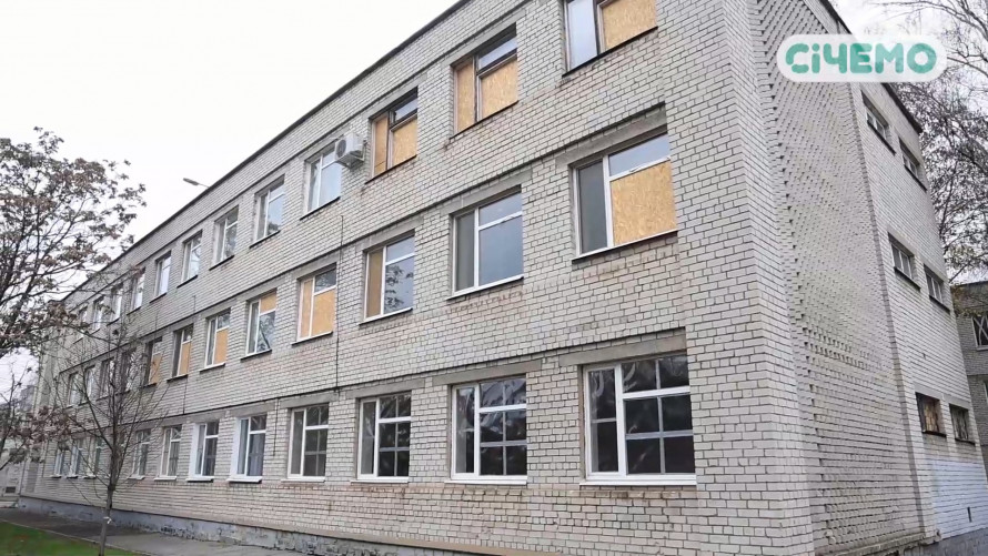 Стало тепліше і світліше – в Запоріжжі на зиму в гімназії встановлюють на вікна плівку замість OSB-плит (фото)