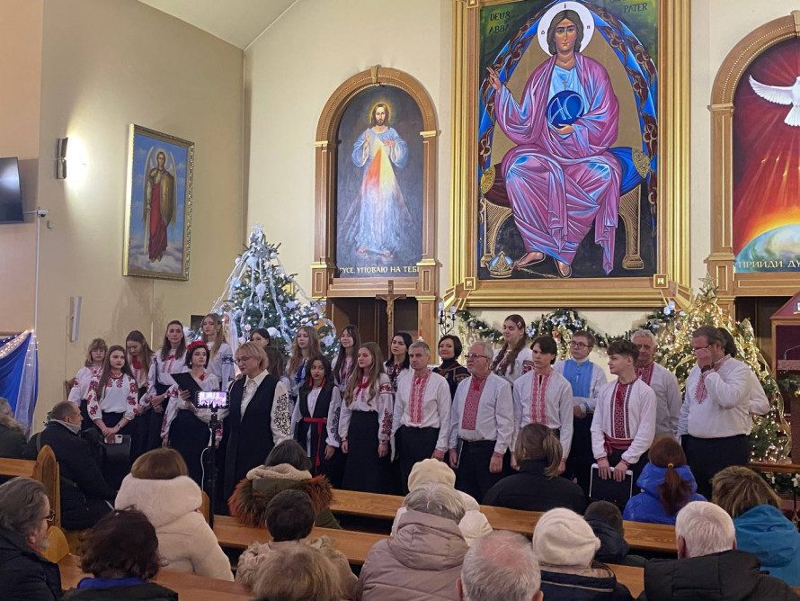 Святкова музика та колядки - у запорізькому соборі відбувся концерт камерного хору (фото)