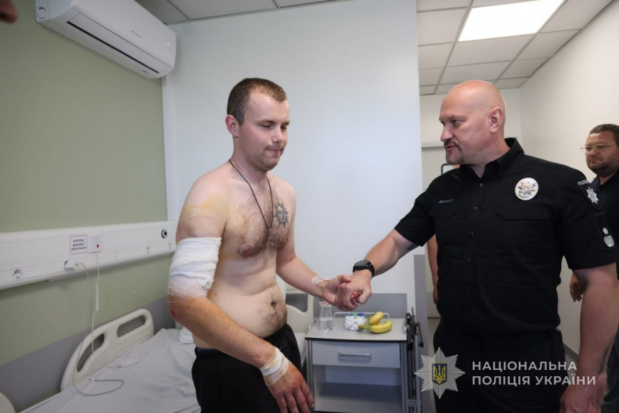 Після ножового нападу: в Запоріжжі троє поліцейських залишаються під наглядом лікарів