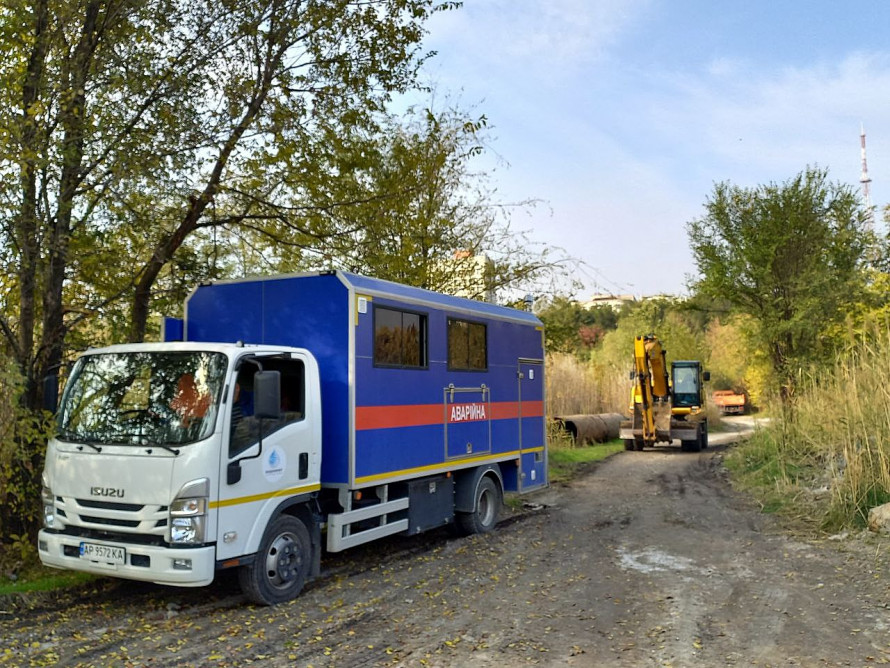 Подає воду на два райони - у Запоріжжі ремонтують аварійний трубопровід (фото)