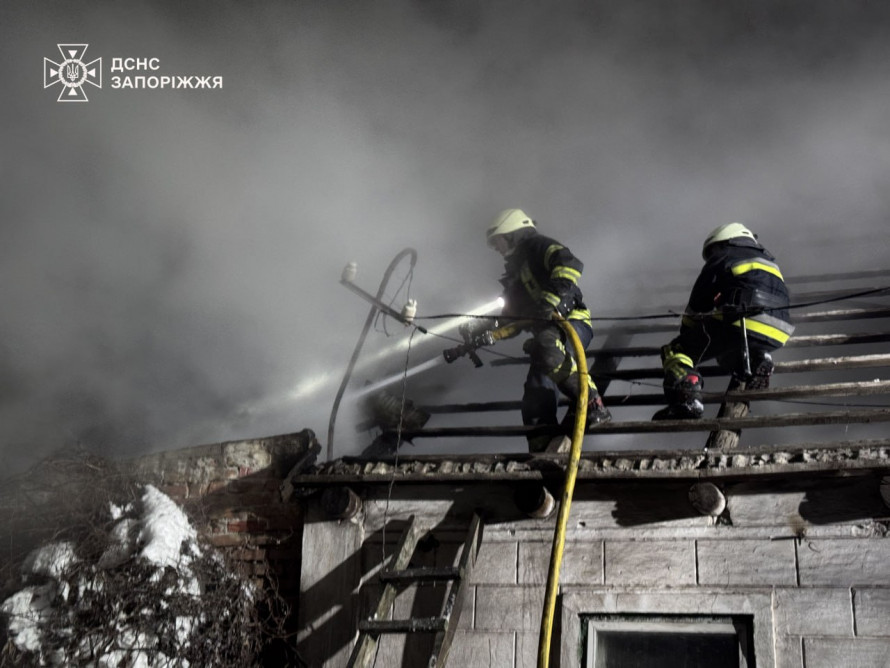 Рятувальники виявили тіло під час гасіння пожежі – у Запоріжжі чоловік загинув у власному будинку (фото, відео)