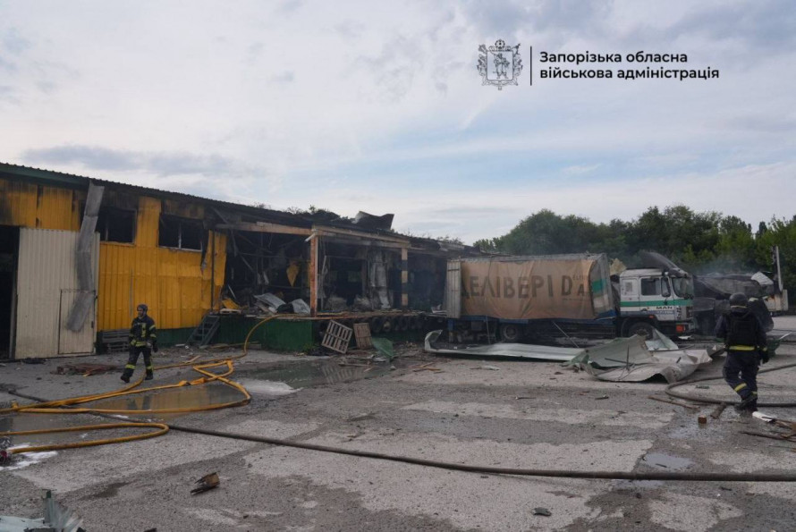 Росіяни атакували підприємство у Запоріжжі - в області після удару КАБа є загиблий (фото, відео)