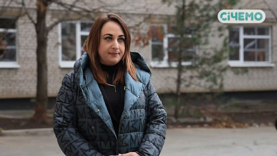 Стало тепліше і світліше – в Запоріжжі на зиму в гімназії встановлюють на вікна плівку замість OSB-плит (фото)