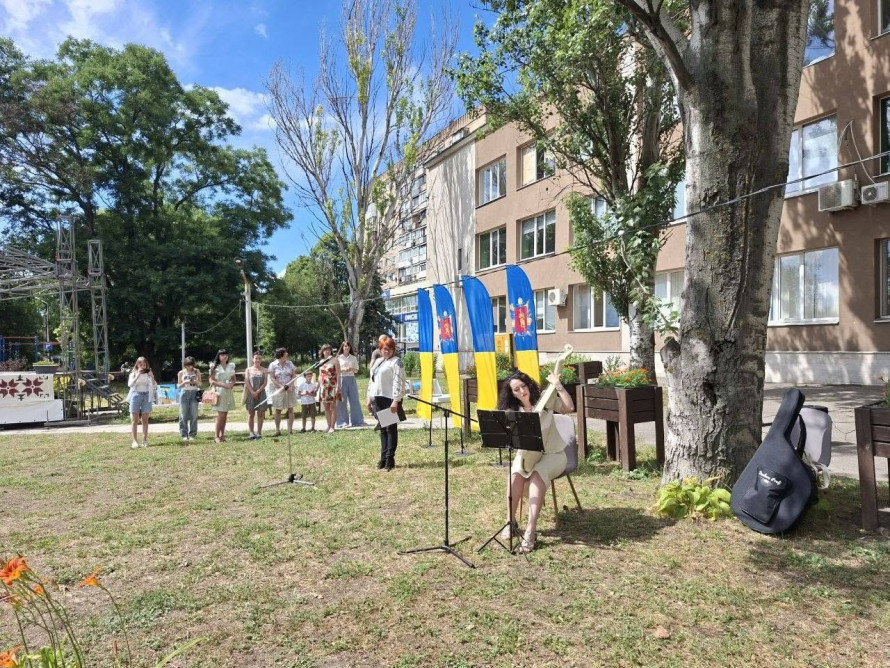 У центрі Запоріжжя з'явилася арт-зона в українському стилі - фото
