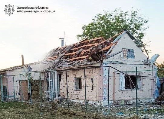 Упродовж доби росіяни завдали 1053 удари по Запорізькій області: внаслідок атаки пошкоджено ліцей (фото)