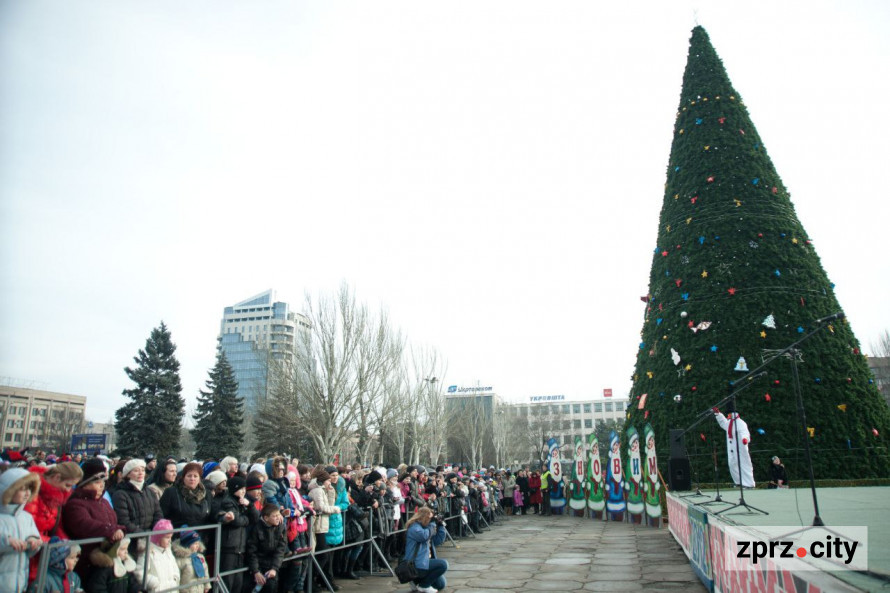 Казка мирних часів – як у Запоріжжі протягом 20 років змінювалася новорічна ялинка (фото)