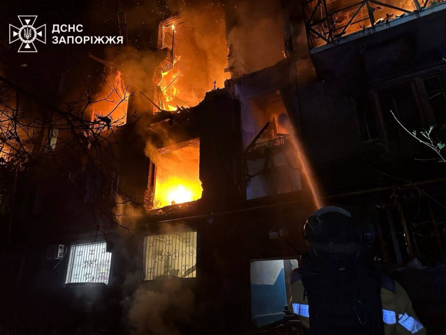 Сильна пожежа, поранені люди: у неділю ворог ударив по житловій багатоповерхівці у Запоріжжі