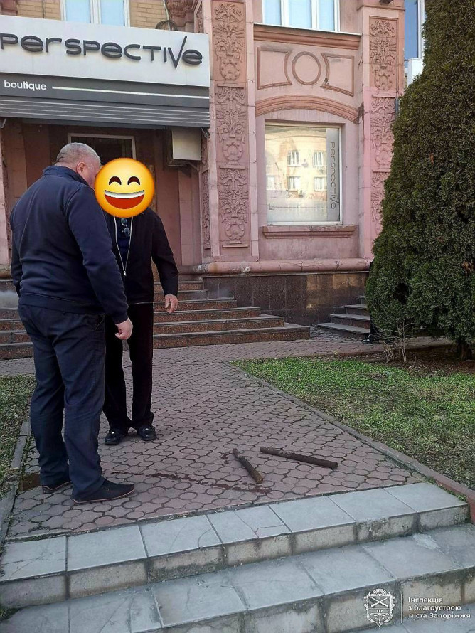 Після скарг у соцмережах: у центрі Запоріжжя прибрали незаконні банери російською мовою (фото)