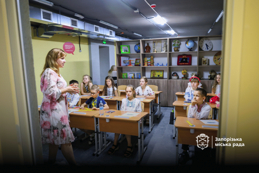 Мінішкола під землею - у Запоріжжі підвал гімназії перетворили на безпечне укриття (фото)