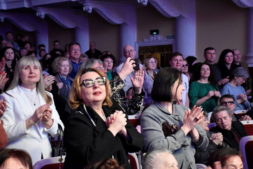 "Давно хотів зіграти цей концерт у рідній філармонії": 23-річний піаніст зачарував запоріжців разом із симфонічним оркестром