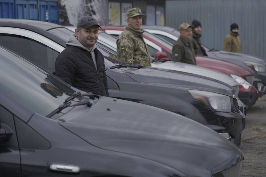 «Сталевий фронт» Ріната Ахметова передав 157-й ОМБр автопарк та обладнання для мобільного виробництва дронів