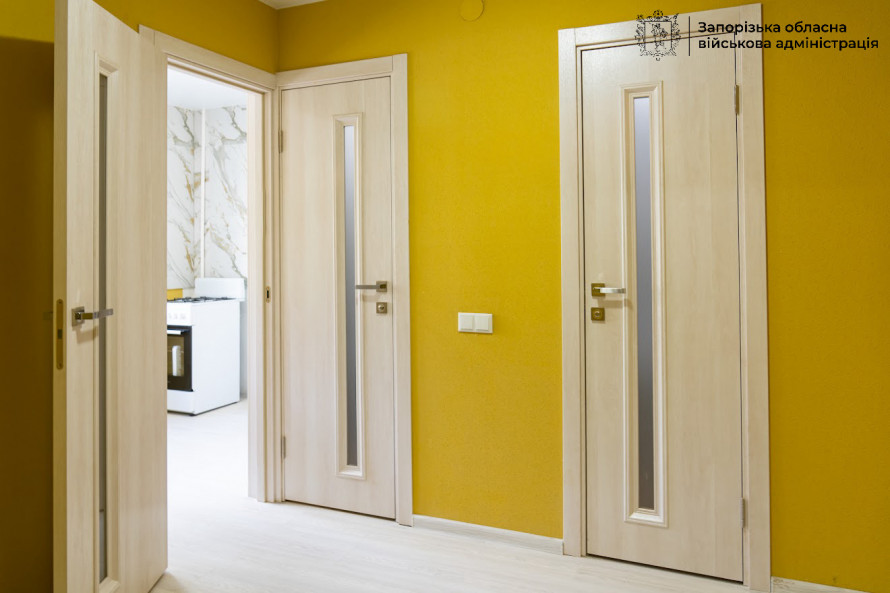 Неушкодженим у квартирі залишився санвузол та двері: запоріжці повертаються у відновлений будинок