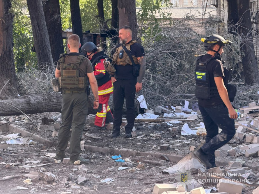 Загинув молодий поліцейський, пошкоджені будинки у трьох районах Запоріжжя - наслідки ворожих ударів 10 липня