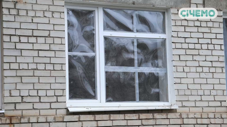Стало тепліше і світліше – в Запоріжжі на зиму в гімназії встановлюють на вікна плівку замість OSB-плит (фото)