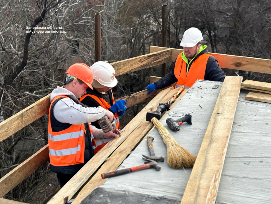 «До завершення року маємо впоратися»: як у Запоріжжі відбудовують будинок, який вразив ворожий удар (фото, відео)
