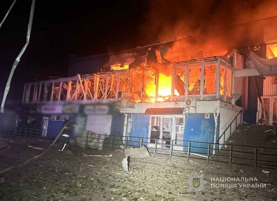У екоінспекції показали наслідки ворожого удару КАБами по ринку і торгівельному центру у Запоріжжі