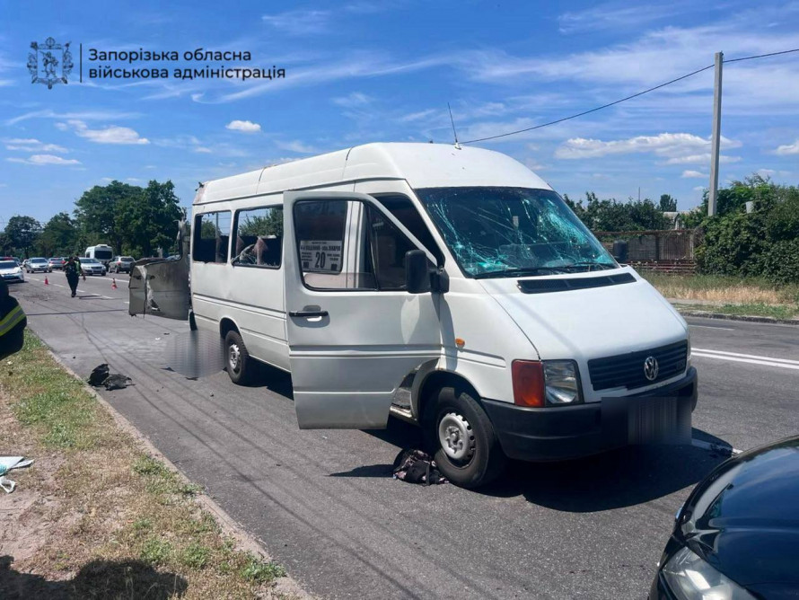 Російський дрон атакував маршрутку в Запоріжжі: є загиблі, серед поранених дитина (фото)