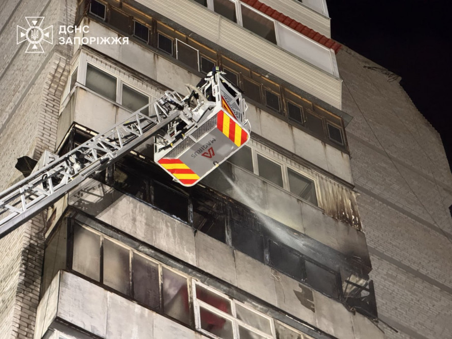 У Запоріжжі в багатоповерхівці спалахнула пожежа — надзвичайники гасили полум'я з драбини (фото, відео)