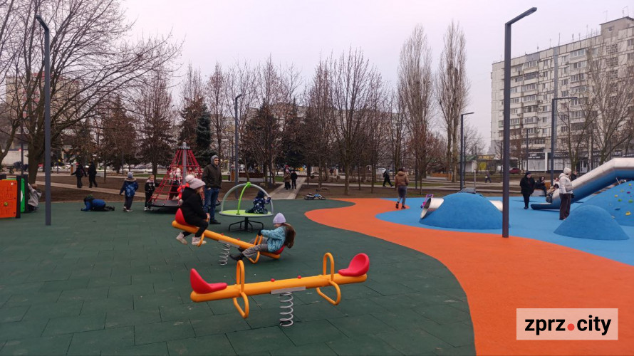 Великий дитячий майданчик та спортивні зони - у спальному мікрорайоні Запоріжжя оновили парк (фото)
